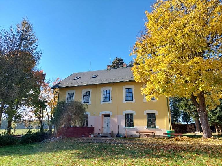 Hauptgebäude Herbst