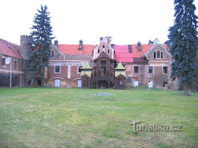 Das Hauptgebäude des Schlosses vom Schlosshof aus