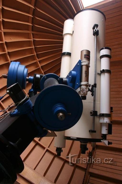 kính thiên văn chính