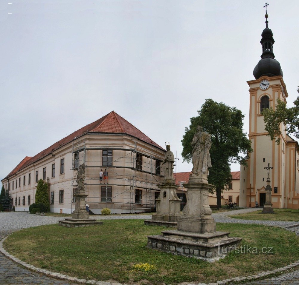 les principaux monuments de la place