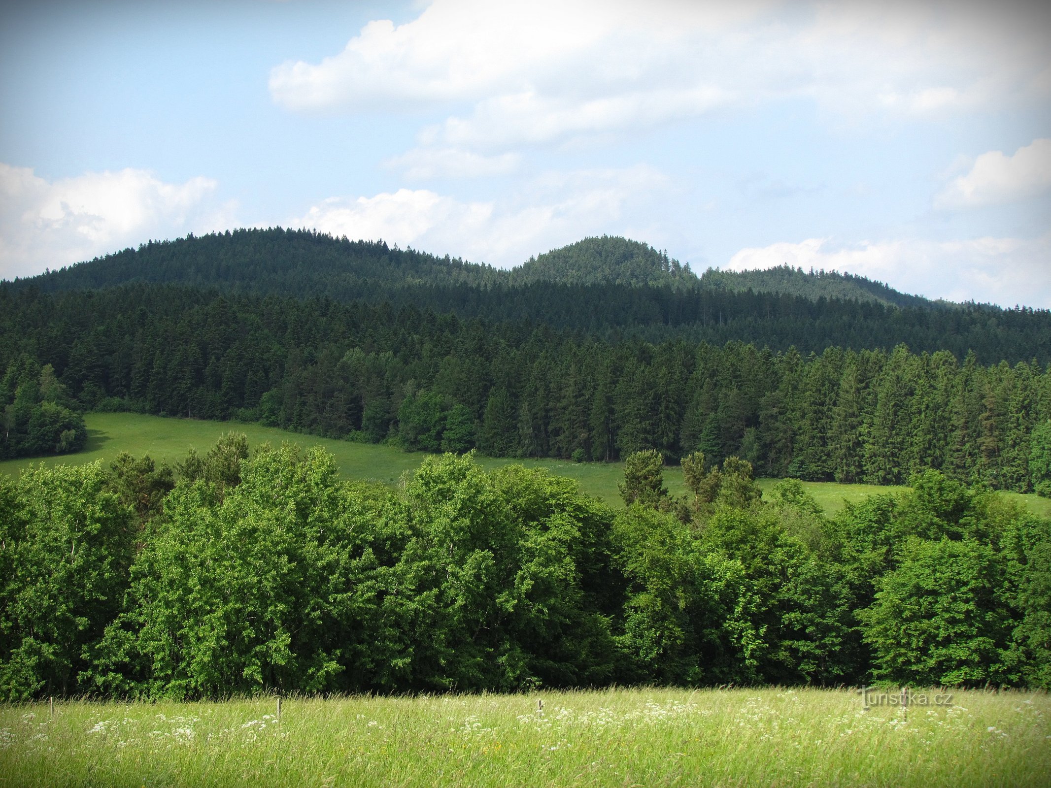 Lazy と Krajčica のある Vizovice の丘の尾根