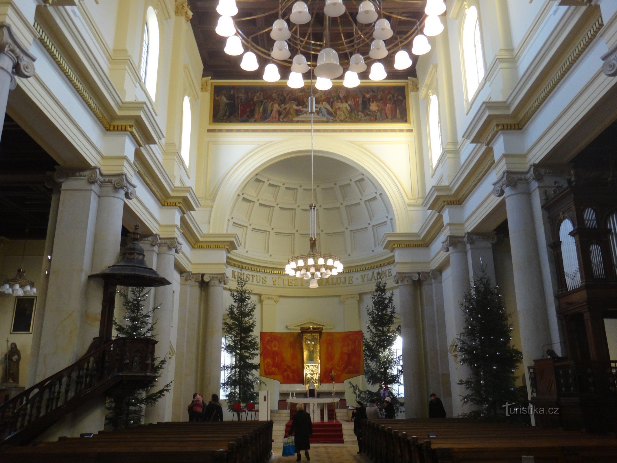 Kirchenschiff mit Weihnachtsschmuck