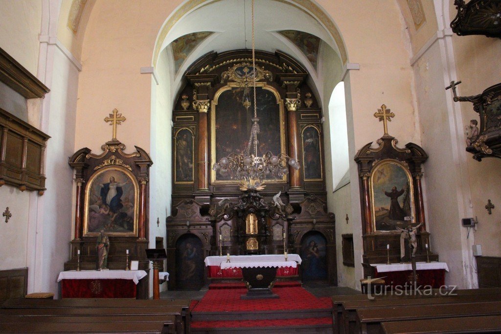 L'altare maggiore della chiesa