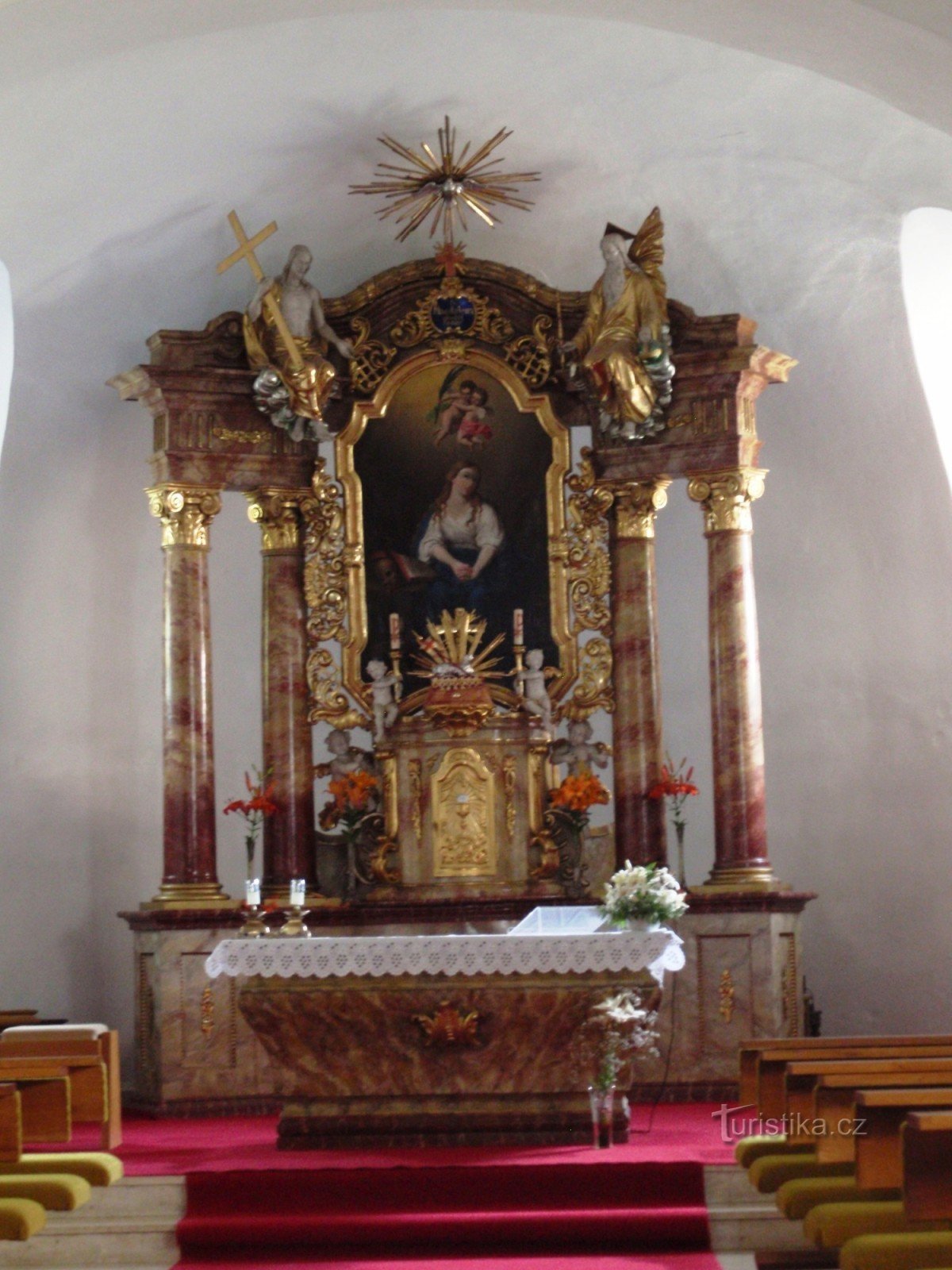 het hoofdaltaar met de afbeelding van St. Maria Magdalena