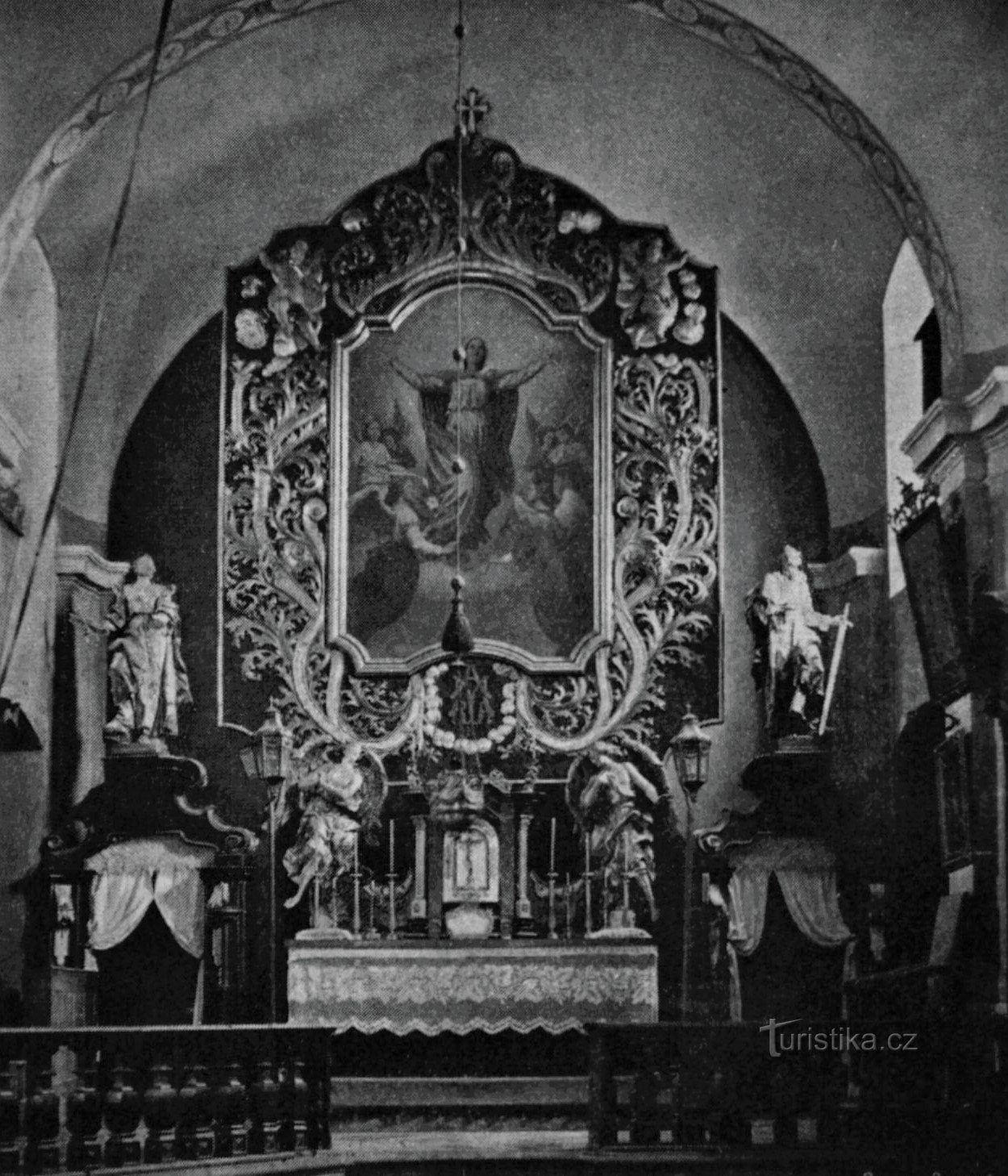 Het hoofdaltaar in de Kerk van de Hemelvaart van de Maagd Maria in Petrovice vóór 1904