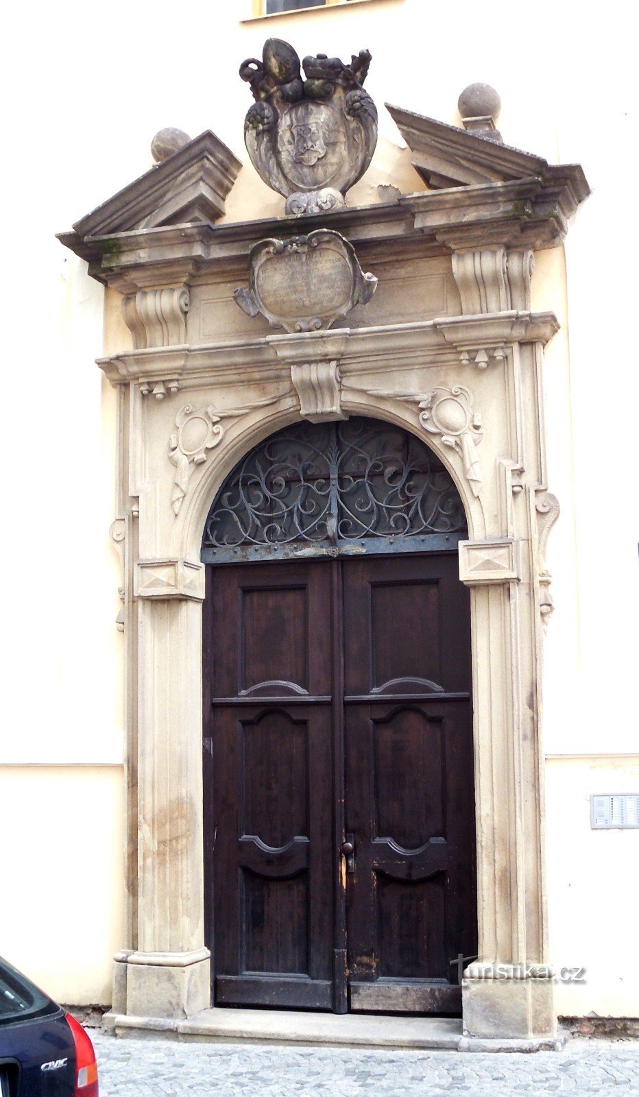 das Hauptportal der Turnhalle