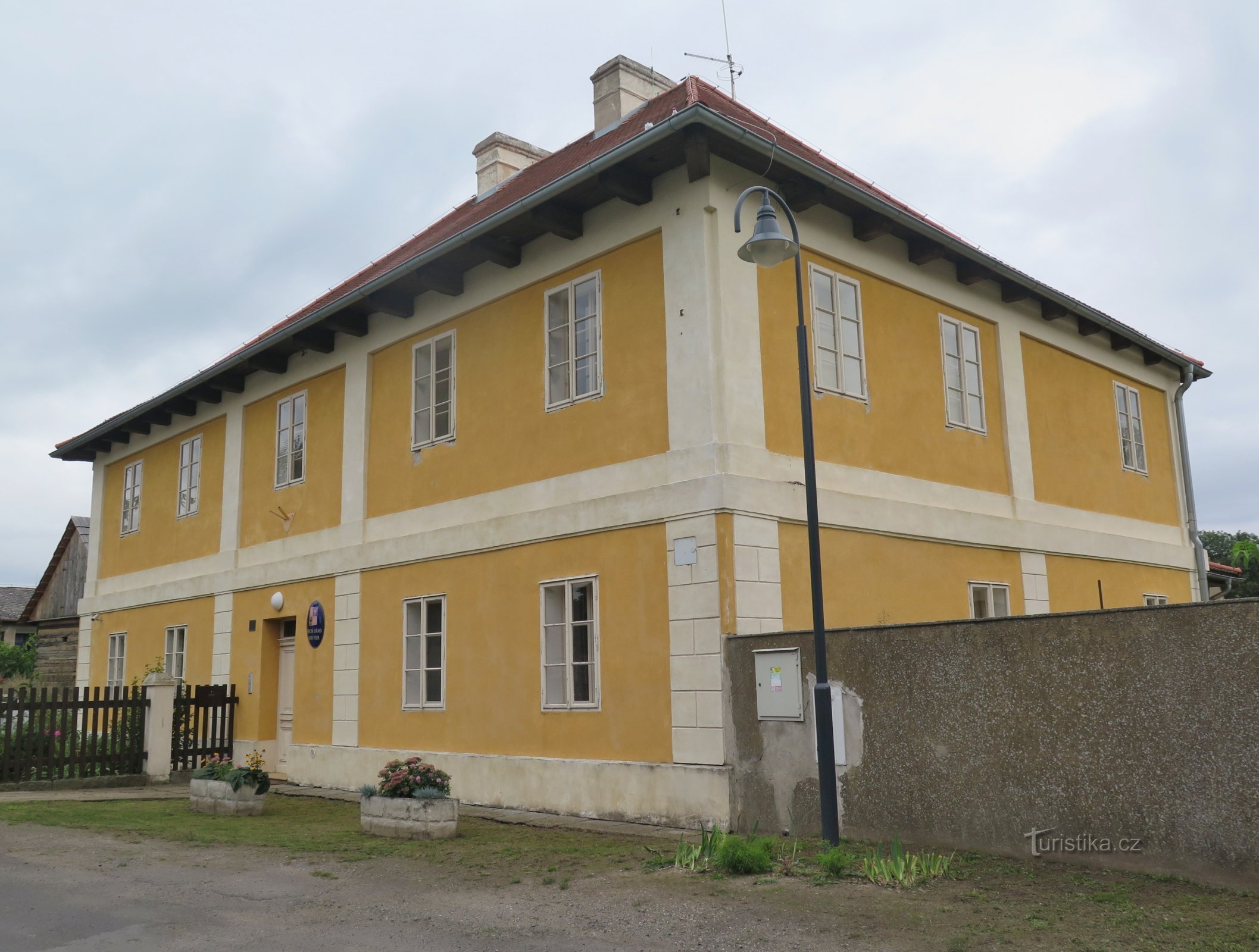 hlavní průčelí směřuje do návsi