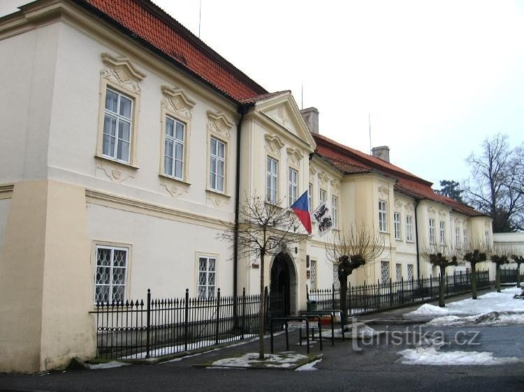 Il tratto principale del castello dal lato sinistro: Castello dalla piazza