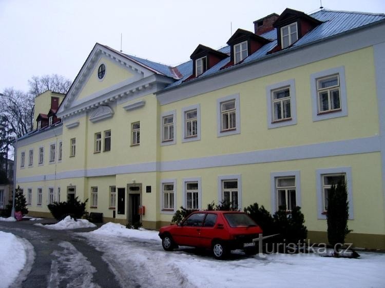 从右边老房子看城堡的主要区域：Borohrádek Castle