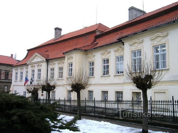 Slottets huvudtrakt från det högra gamla huset: Slott från torget