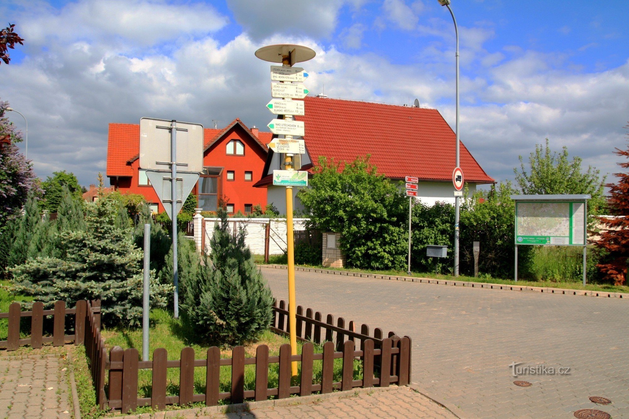 Główny drogowskaz turystyczny w Útěchov