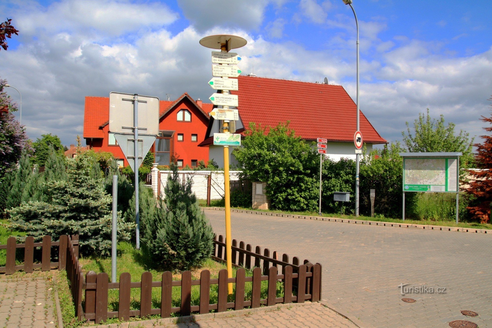 Hlavní turistický rozcestník v Útěchově