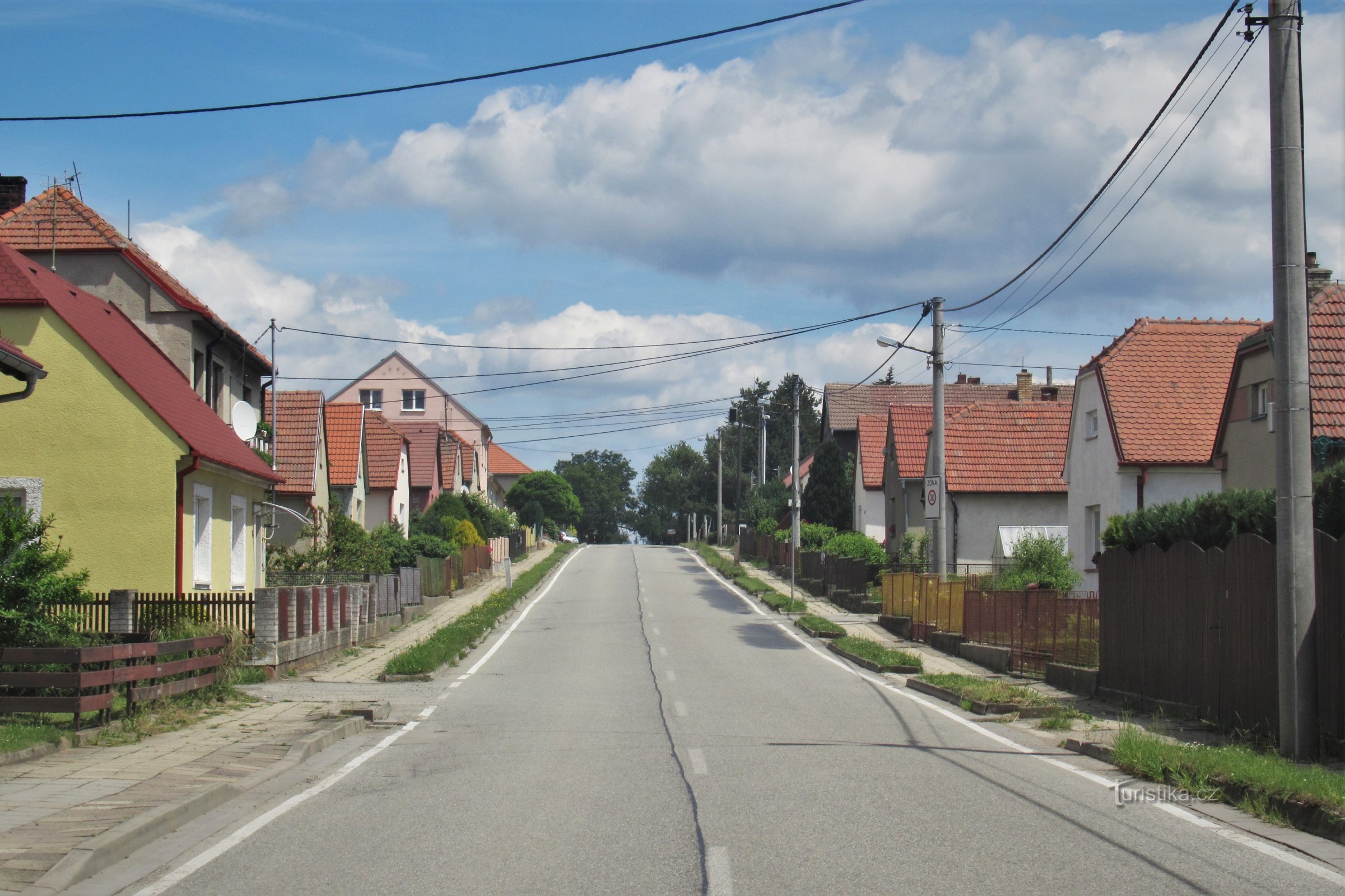 Die Hauptstraße im Dorf