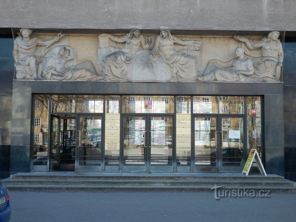 L'ingresso principale dell'edificio amministrativo, sopra di esso un rilievo descritto