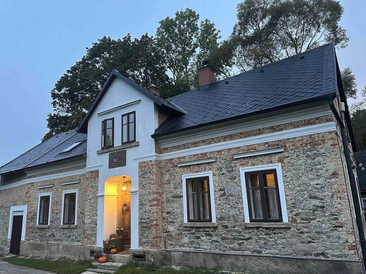 Hlavní vchod do domu s tím, že je umístěn na hlavní cyklo. a turistické trase