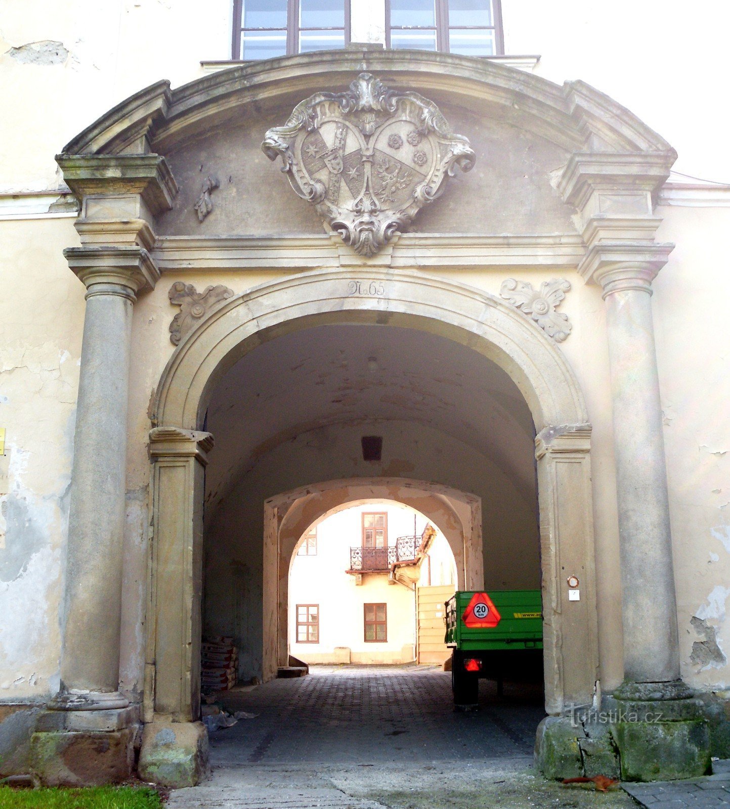 a entrada principal do castelo