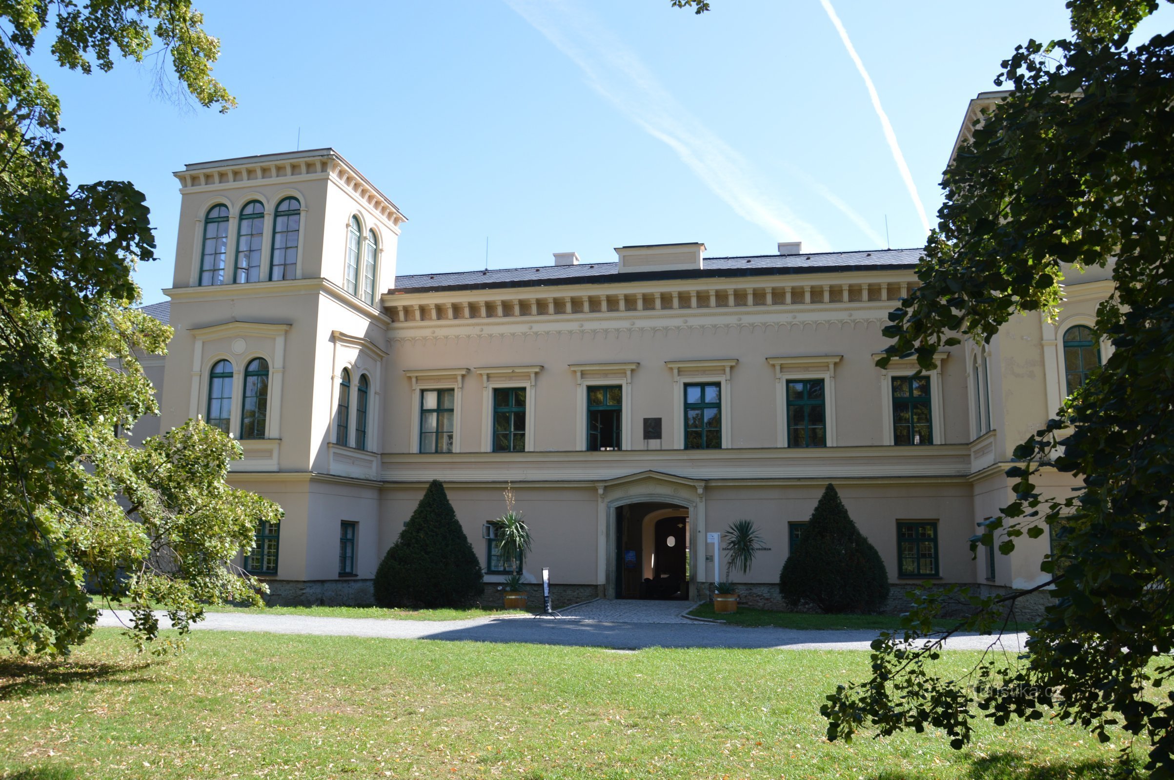 de hoofdingang van het kasteel