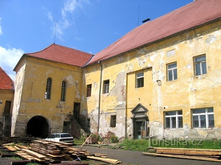 L'entrée principale du château depuis la cour