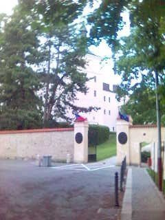 De hoofdingang van het kasteel van Březnice