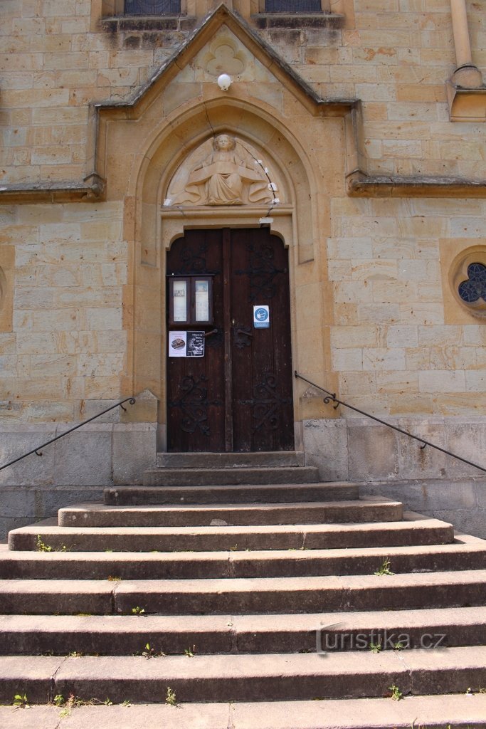 La entrada principal de la iglesia.