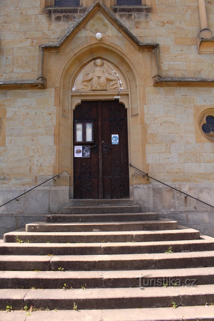 A entrada principal da igreja