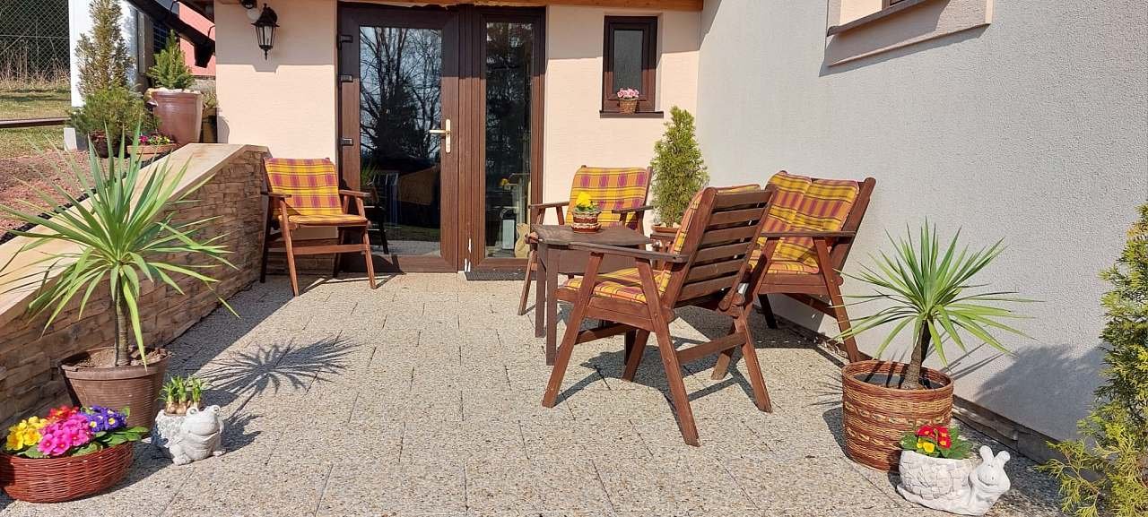 Hlavní vchod s terasou