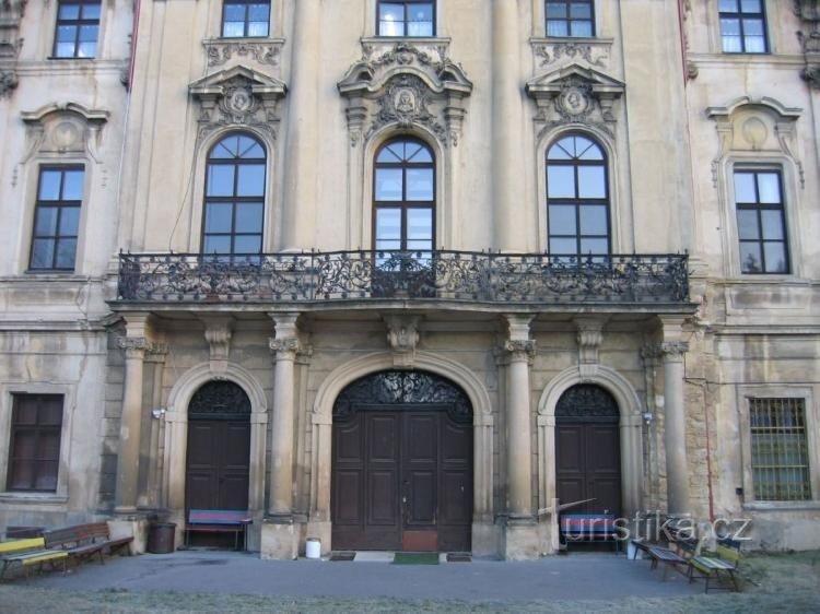 Glavni vhod z gradu v park