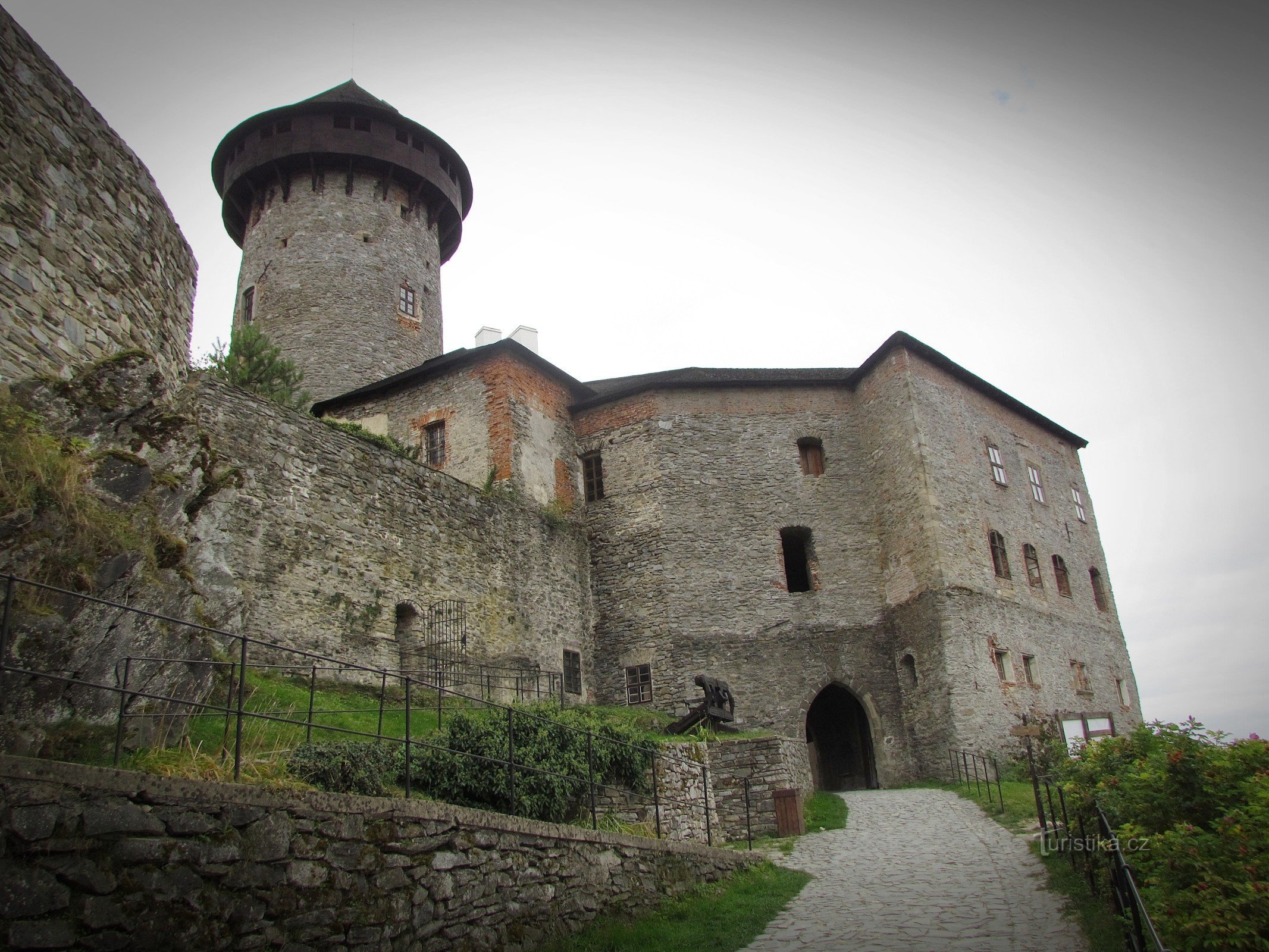 Der Hauptturm der Burg Sovinec