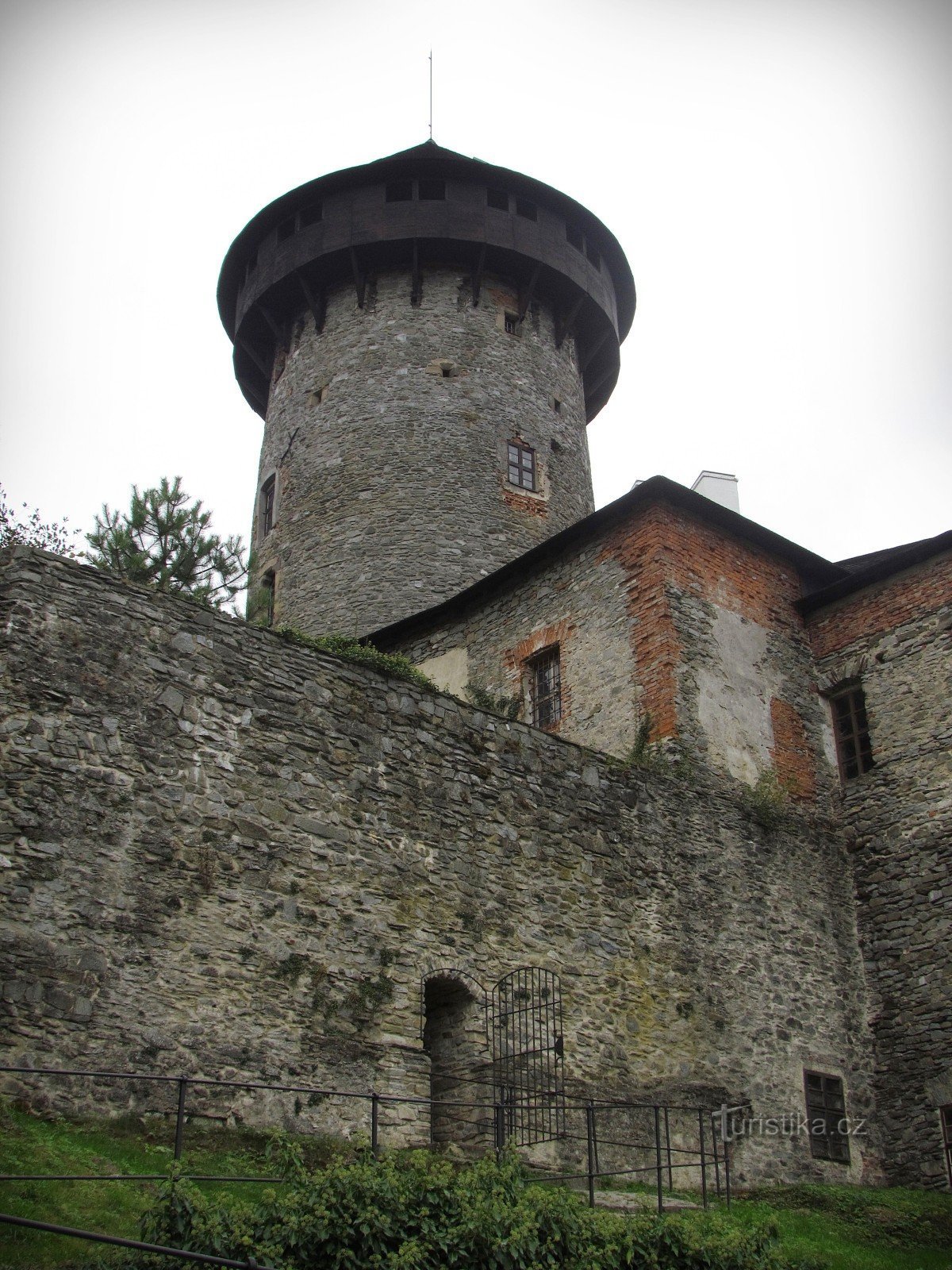 Der Hauptturm der Burg Sovinec