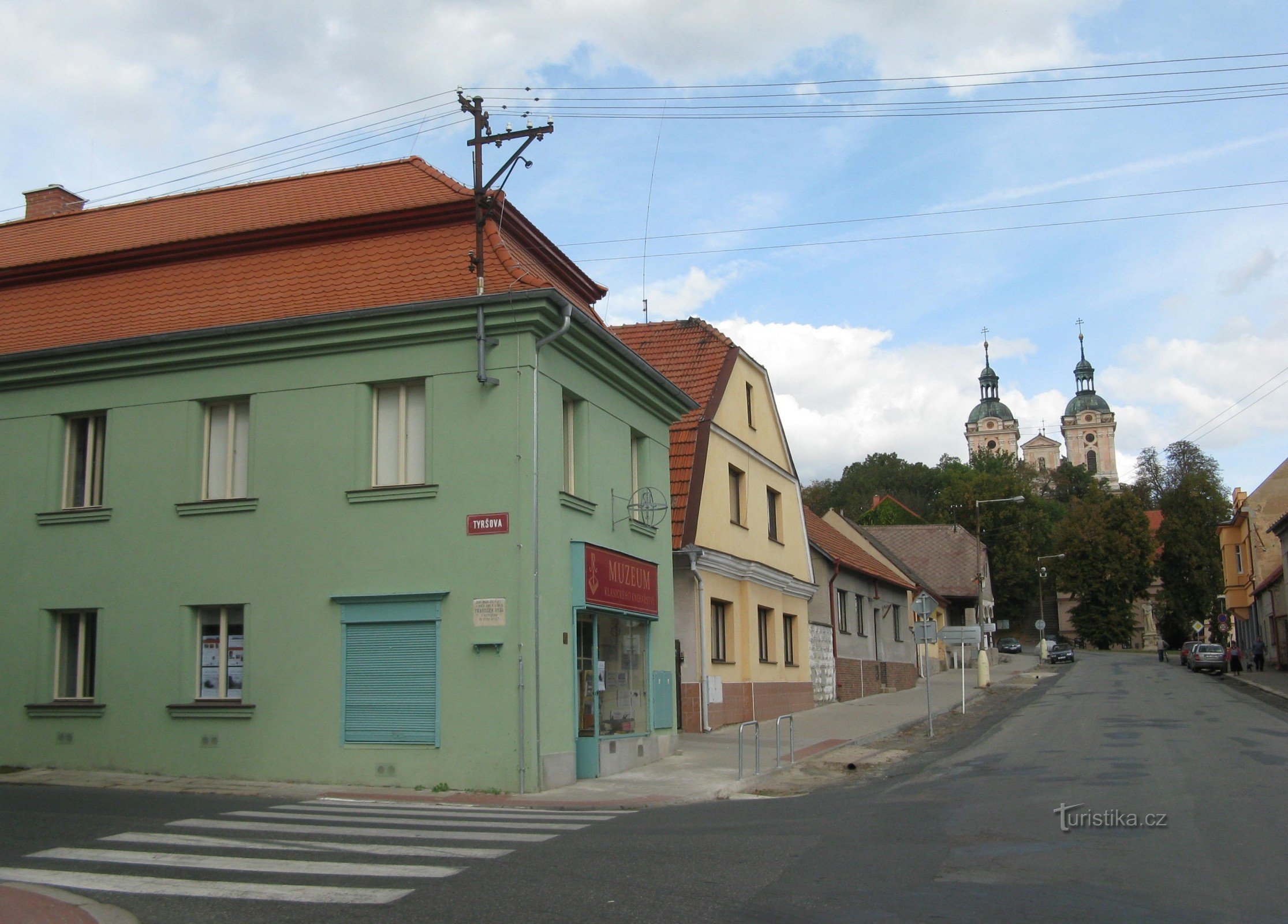 Hlavní vstup do muzea je bývalým krámem - z Husovy ulice, která míří ke kostelu