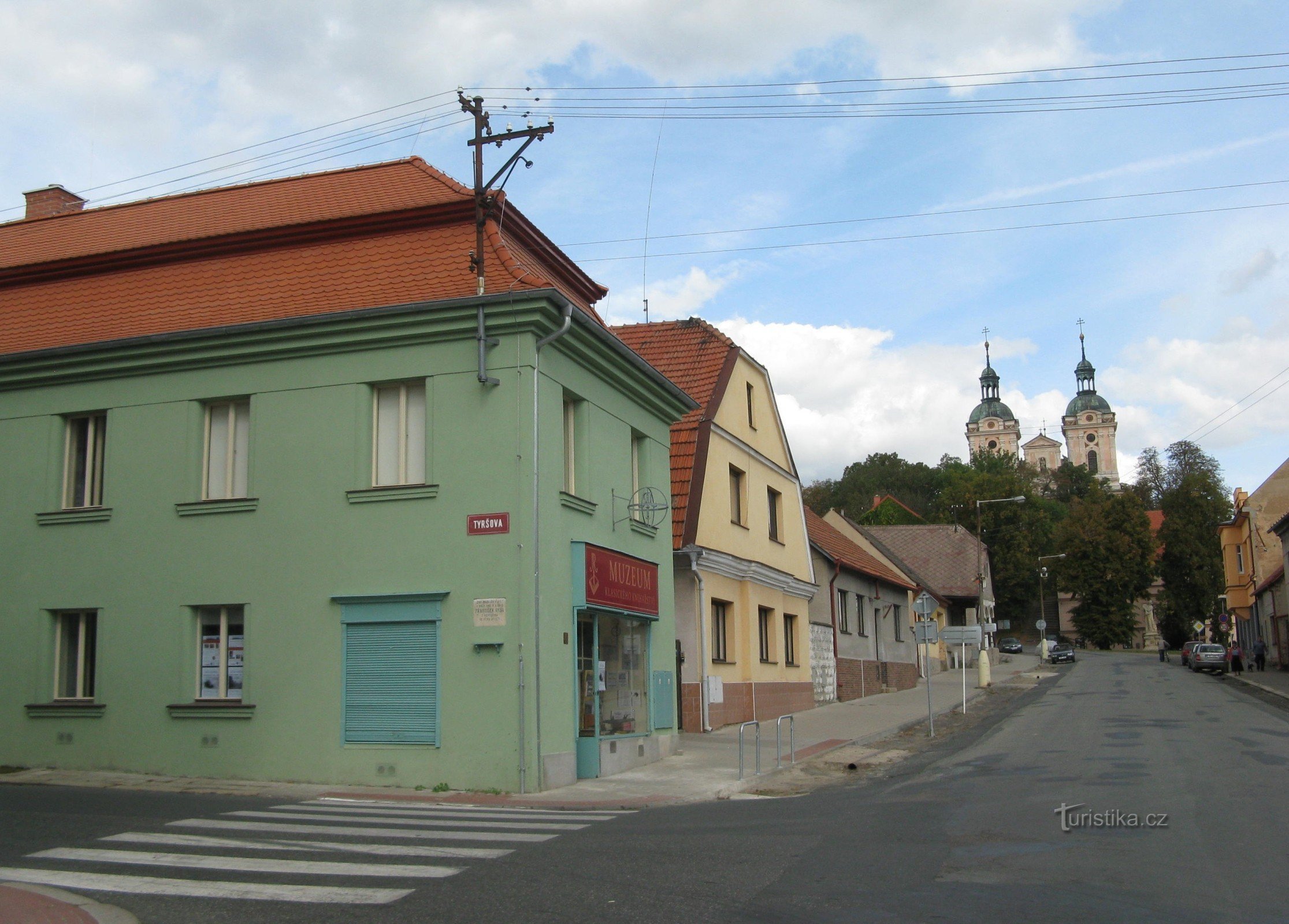 Główne wejście do muzeum to dawny sklep - od ulicy Husova, która prowadzi do kościoła