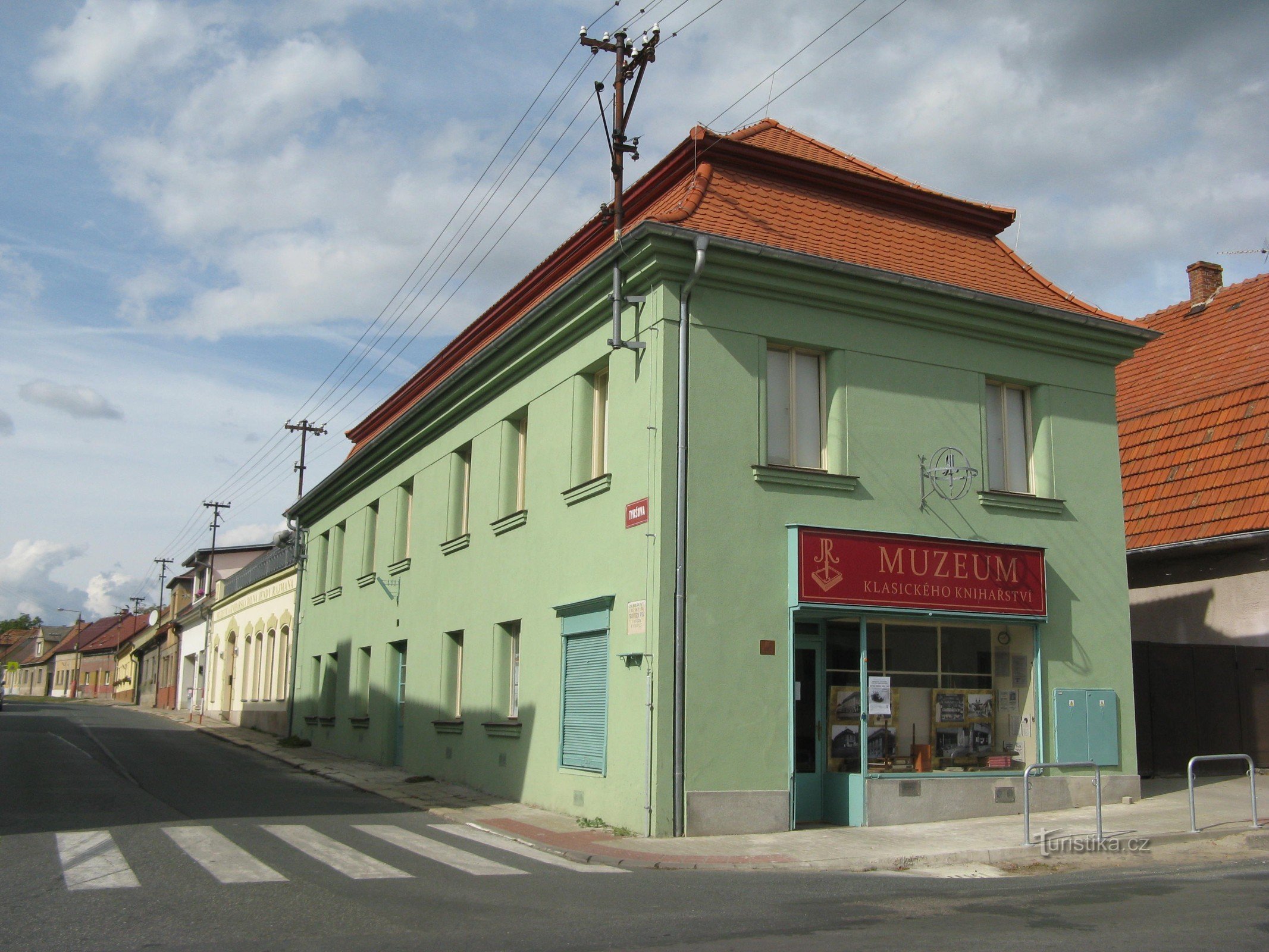 Der Haupteingang des Museums mit dem originalen Schaufenster