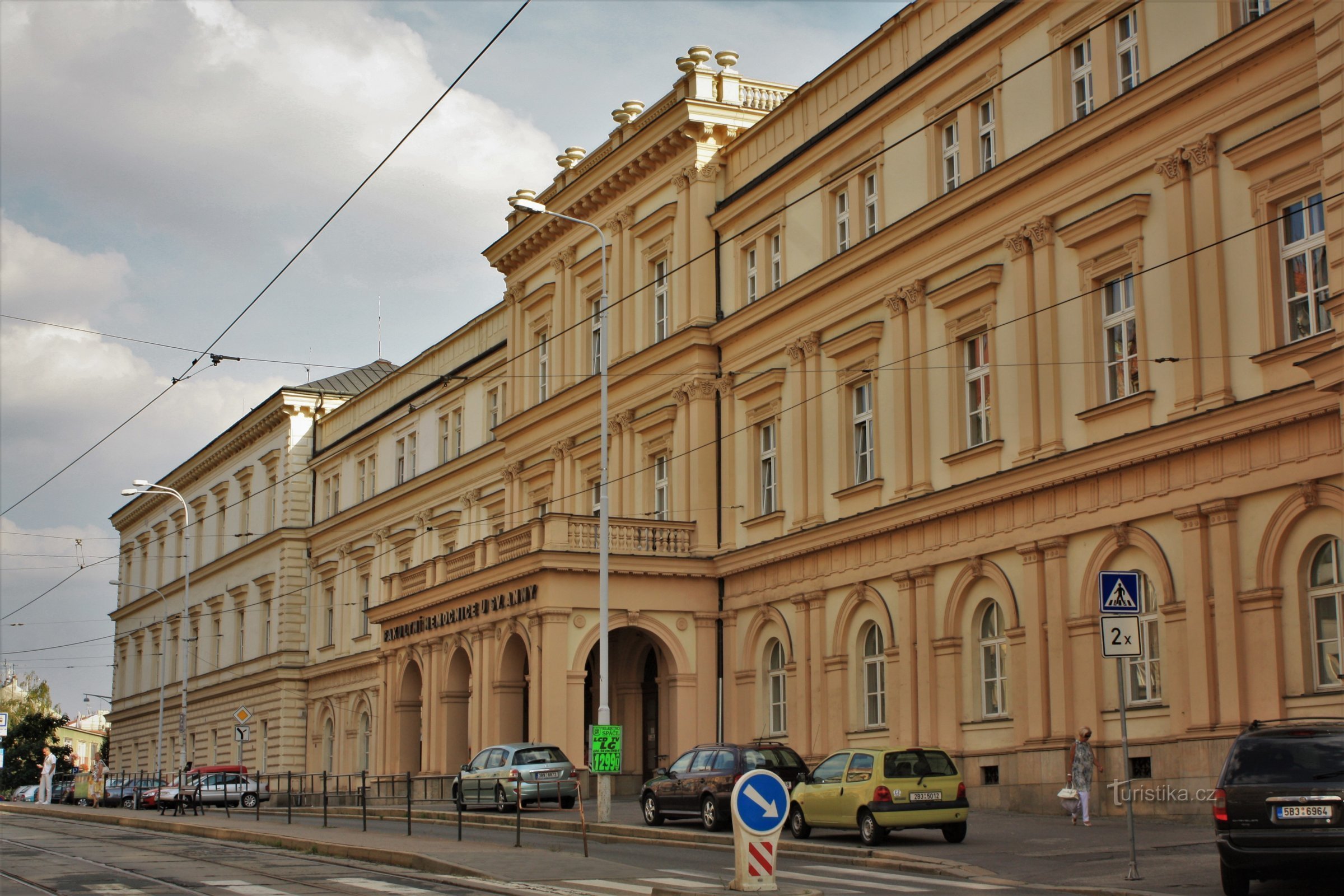 L'entrée principale de l'hôpital depuis la rue Pekařské