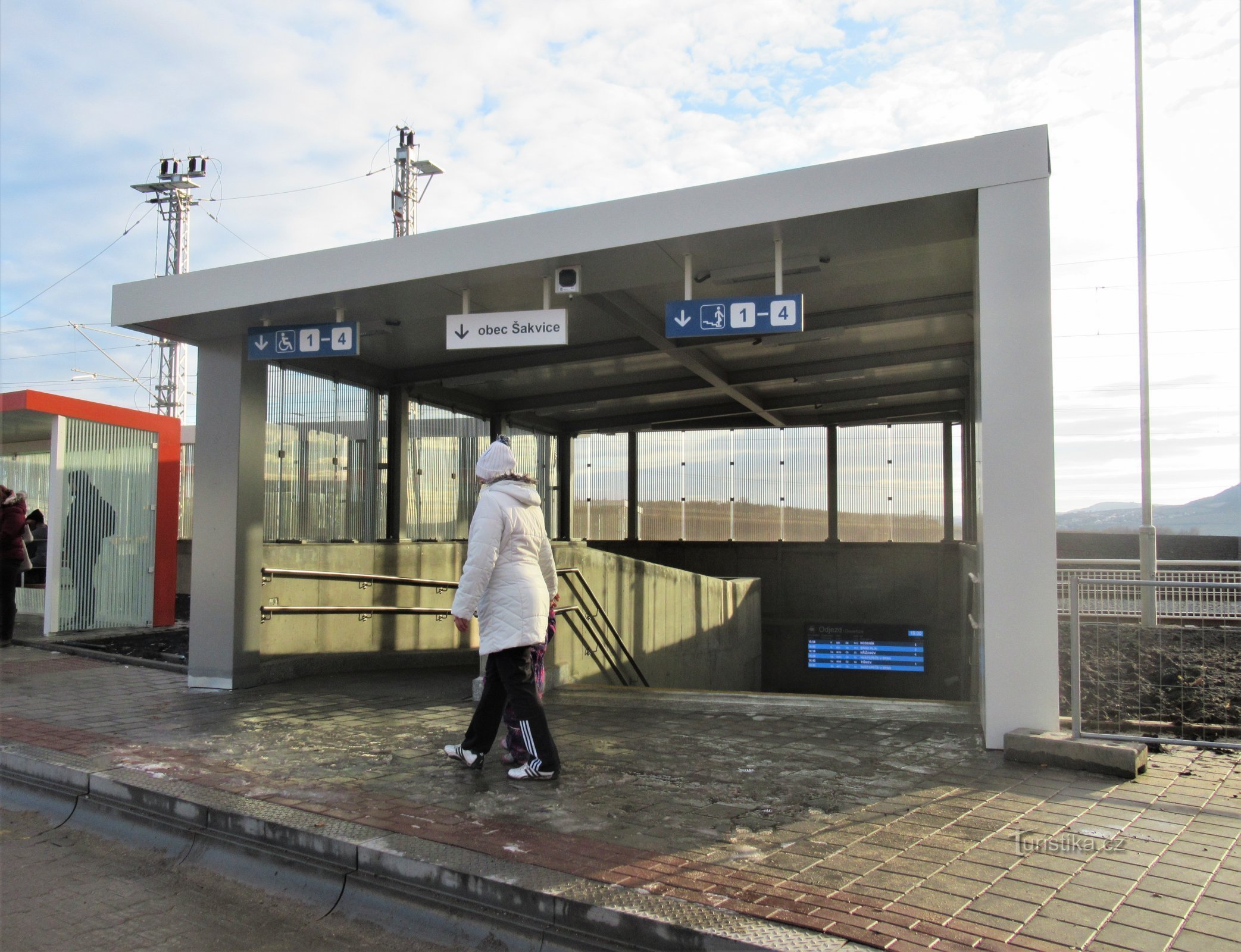 A entrada principal da passagem subterrânea e acesso às plataformas