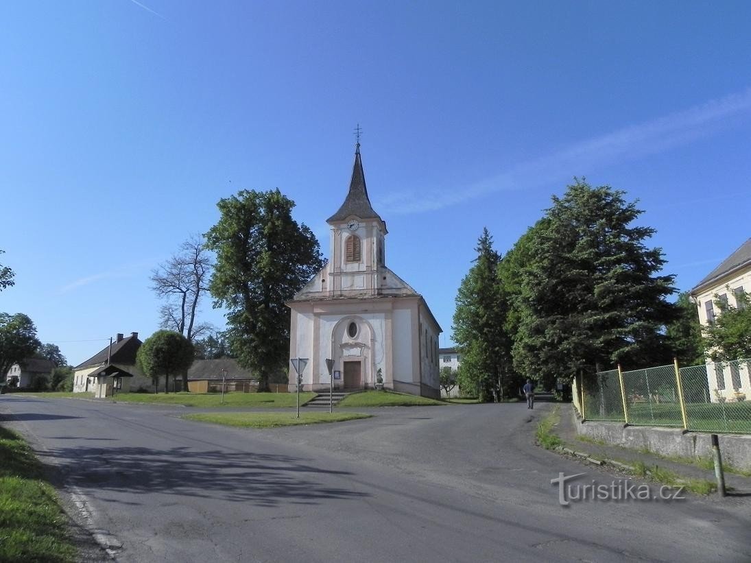 Hlavňovice, nhà thờ St. John of Nepomuck