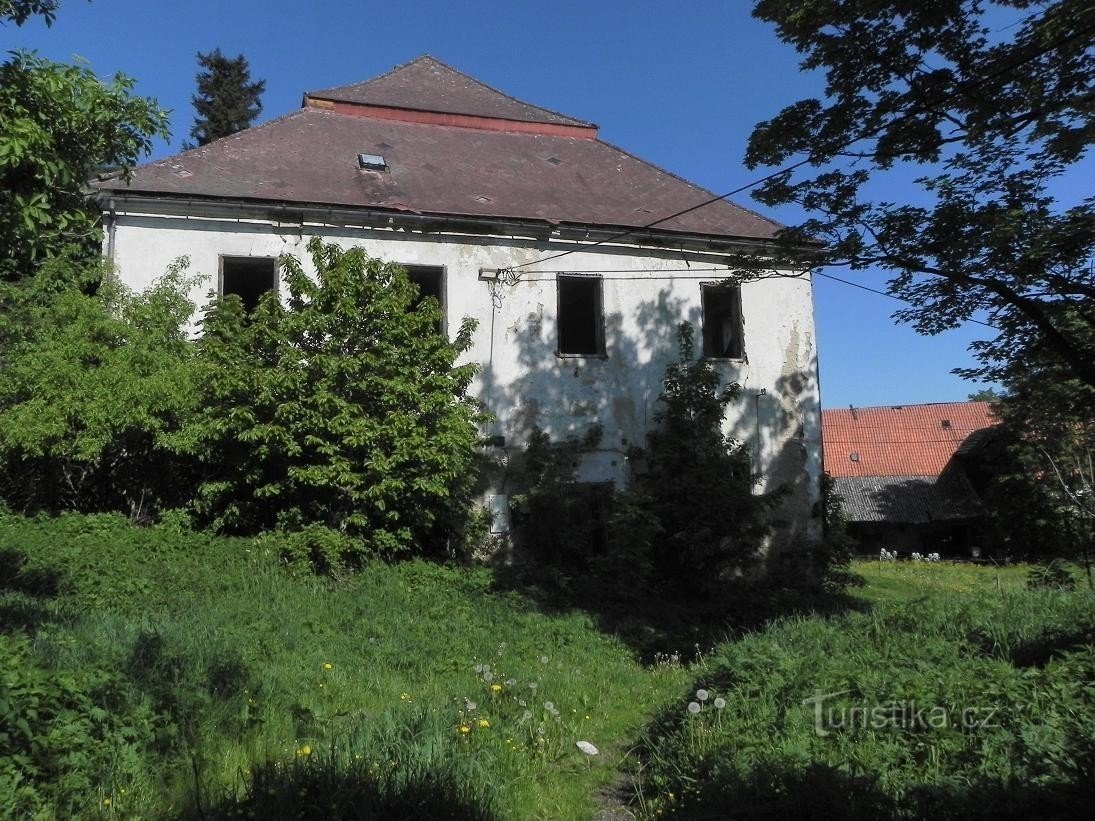 Hlavňovice, castelo do leste