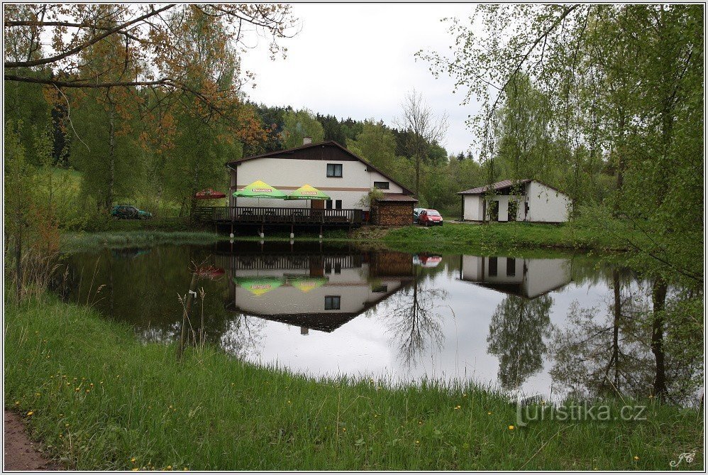 Hlavňovský pond with pub Na hrázi