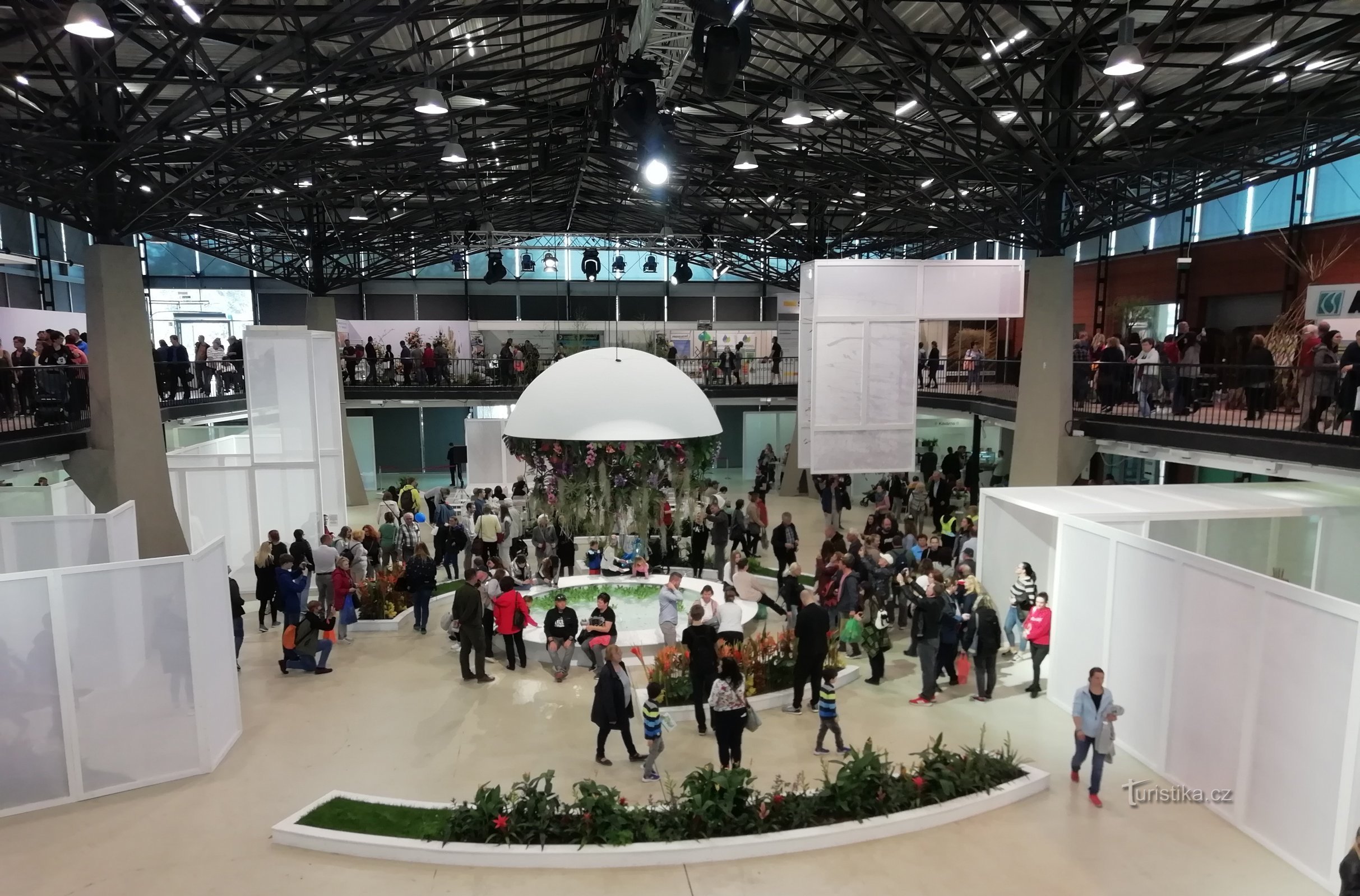 o pavilhão principal A com um semicírculo cheio de flores, localizado acima de uma piscina circular