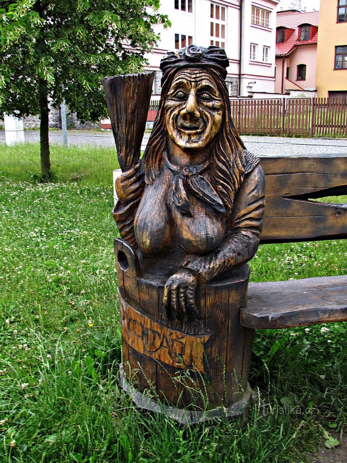 Hlinsko - nábřeží Chrudimky s galerií soch
