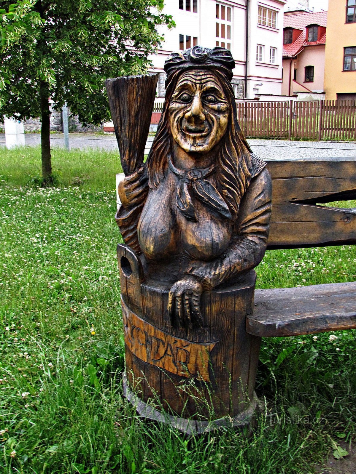 Hlinsko - Remblai Chrudimka avec une galerie de sculptures