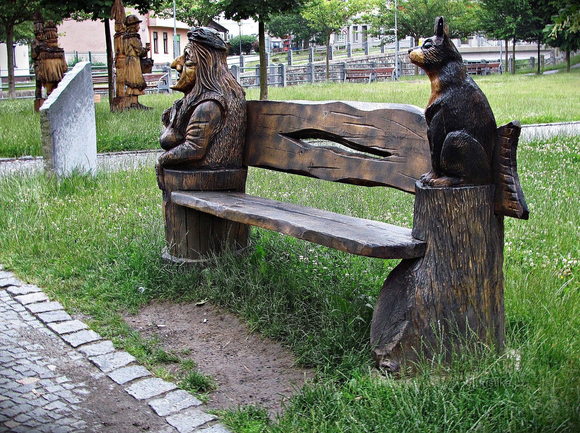 Hlinsko - Terraplén de Chrudimka con una galería de esculturas