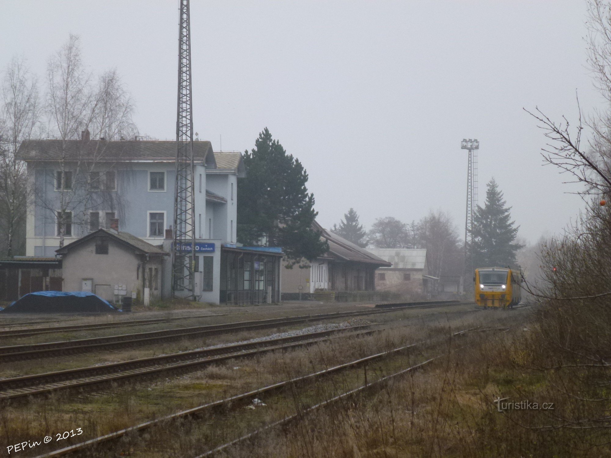 Hlinsko en Bohemia, estación de tren, patio de vías