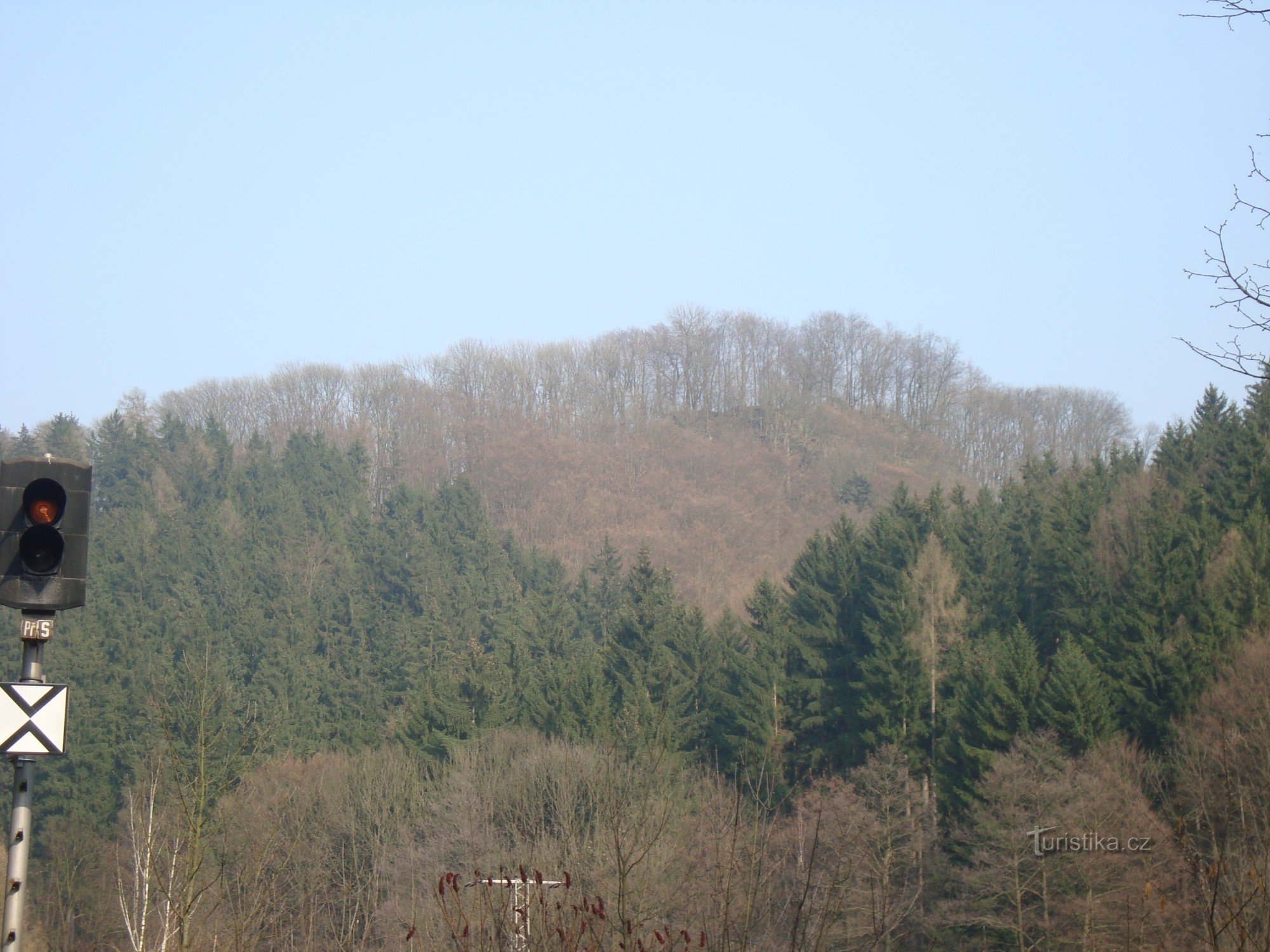 Hlubočky-鉄道駅から見たフルボキー城-写真: Ulrych Mir.