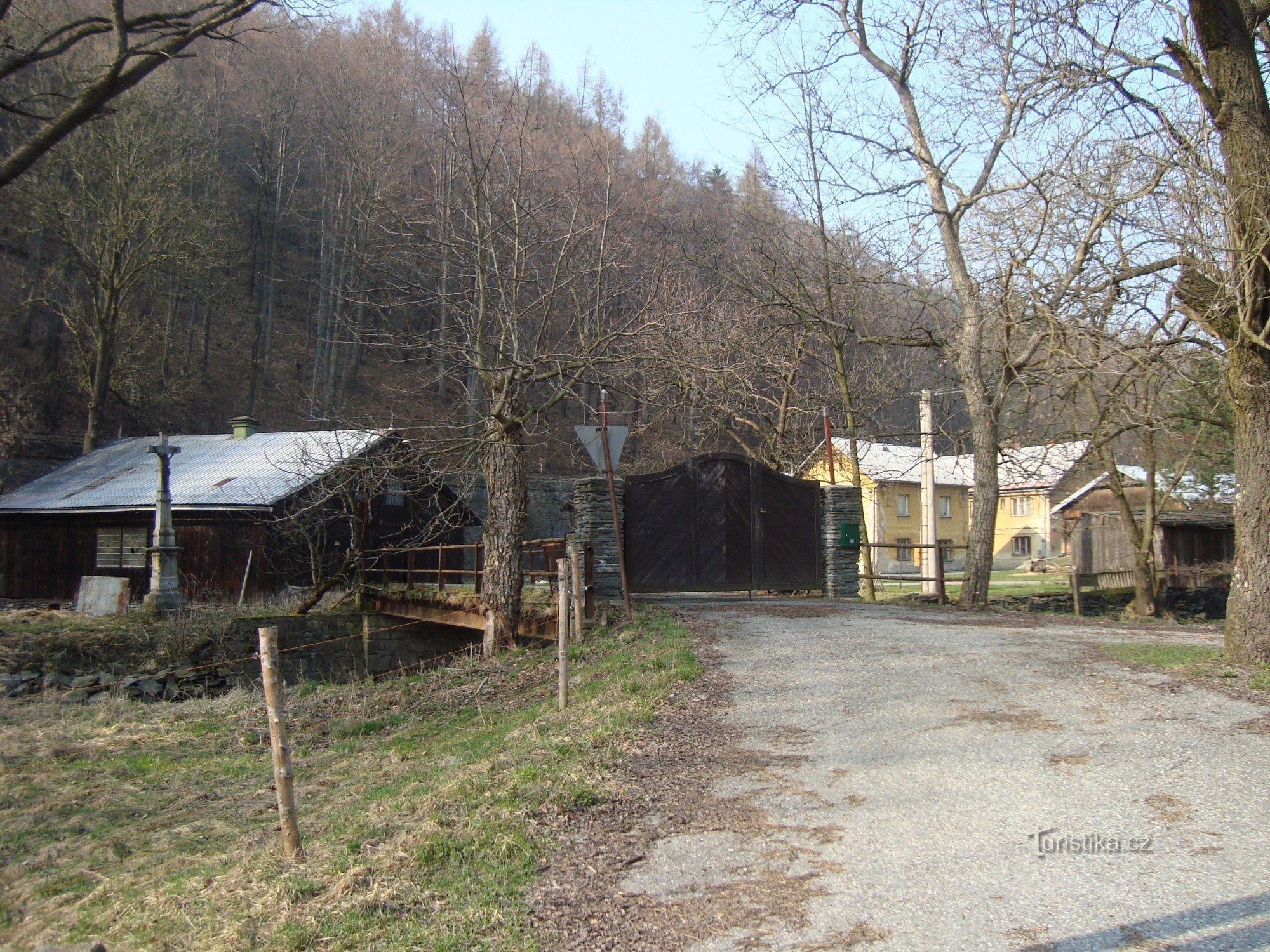 Hlubočky-Hrubá Voda-kruising bij de rivier Bystřice aan het begin van het dorp-Foto: Ulrych Mir.