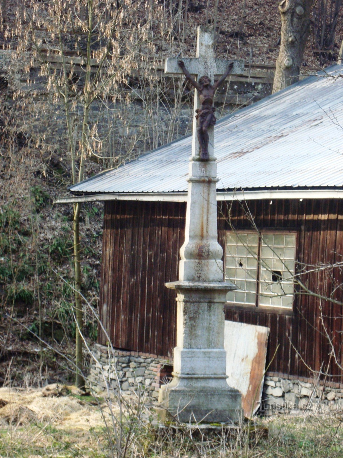 Hlubočky-Hrubá Voda-križ ob reki Bystřice na začetku vasi-Foto: Ulrych Mir.