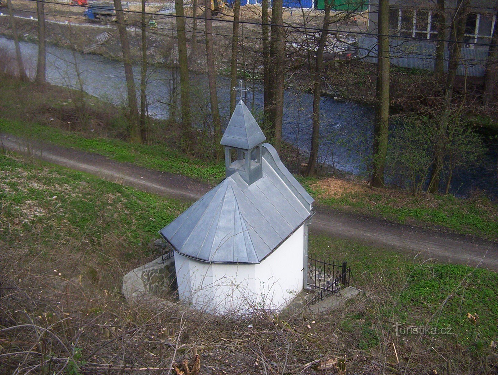 Hlubočky-Marianske Valley-capilla de Nuestra Señora de los Dolores de 1906 bajo la carretera de Ve