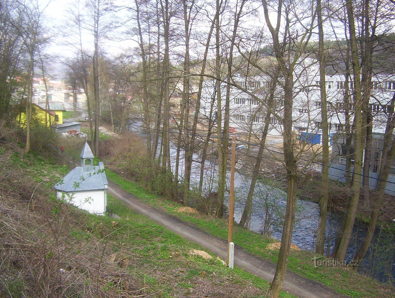 Hlubočky-Marianske Valley-kapel van de bedroefde Maagd uit 1906 aan de rivier de Bystřice