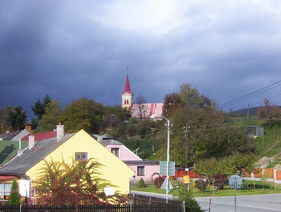 Hlubočky-ves-Zweigkirche des Göttlichen Herzens des Herrn aus den Jahren 1908-12 von der Haltestelle ČD-Fo