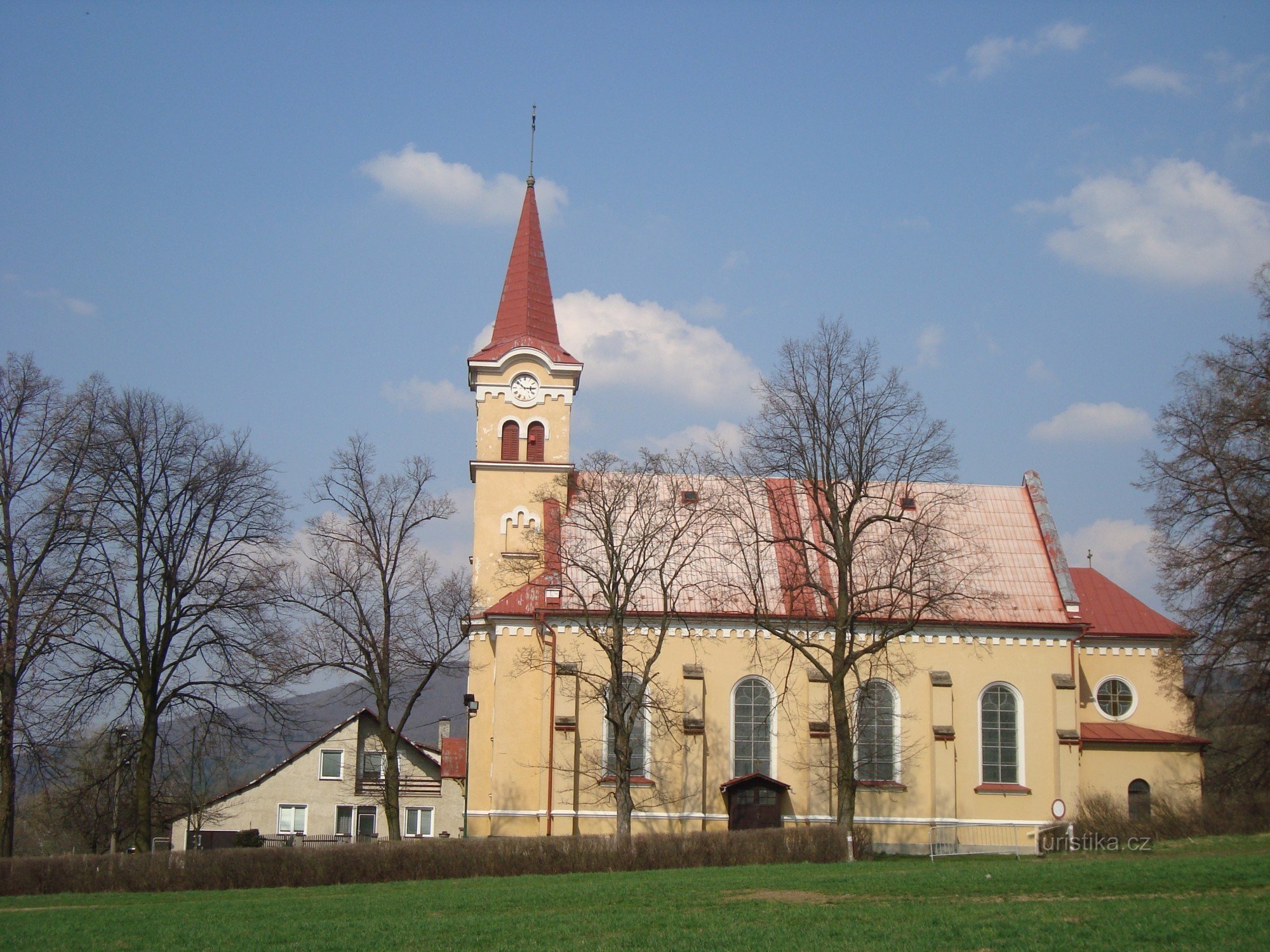 Hlubočky-ves-Neoromanska podružnična cerkev Srca Gospodovega iz leta 1908-12-Foto
