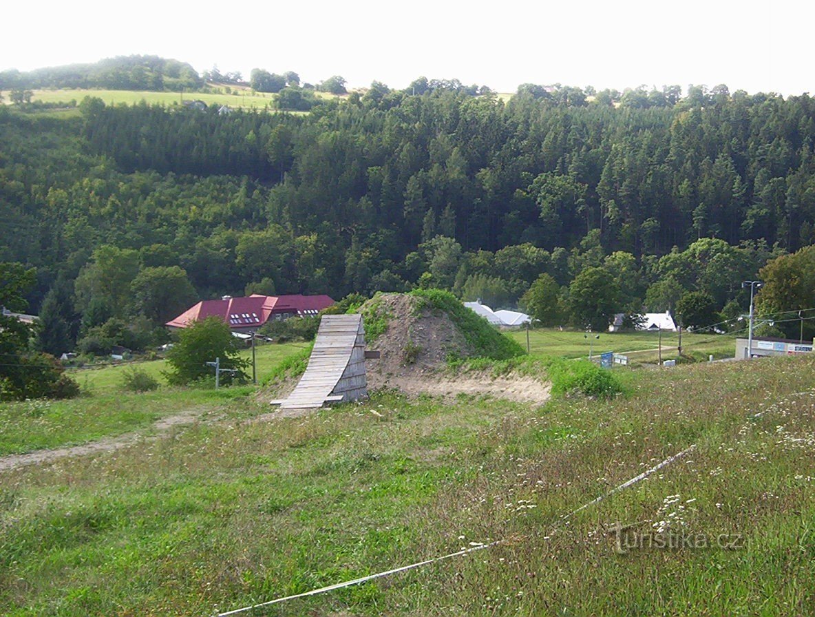 Hlubočky-pueblo-Estación de esquí-pendiente y valle debajo de la estación-Foto: Ulrych Mir.